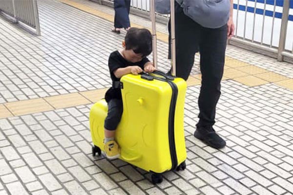 最近よく見かける「乗れるキャリーケース」って？